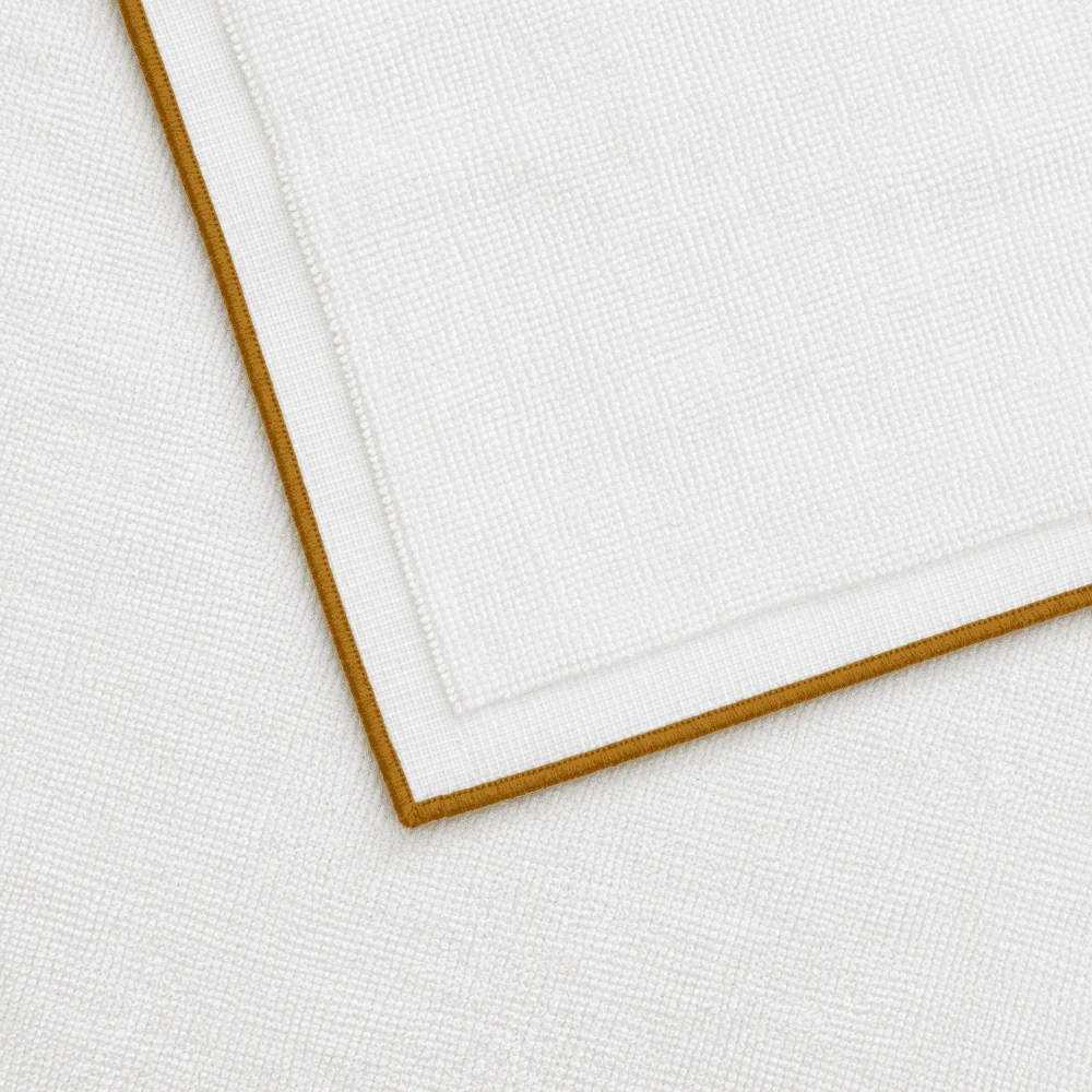 Dommelin Handdoek Verona Katoen 450 gr/m2, witte stof, linnen textuur, gevouwen servet, zoomrand, beige rand