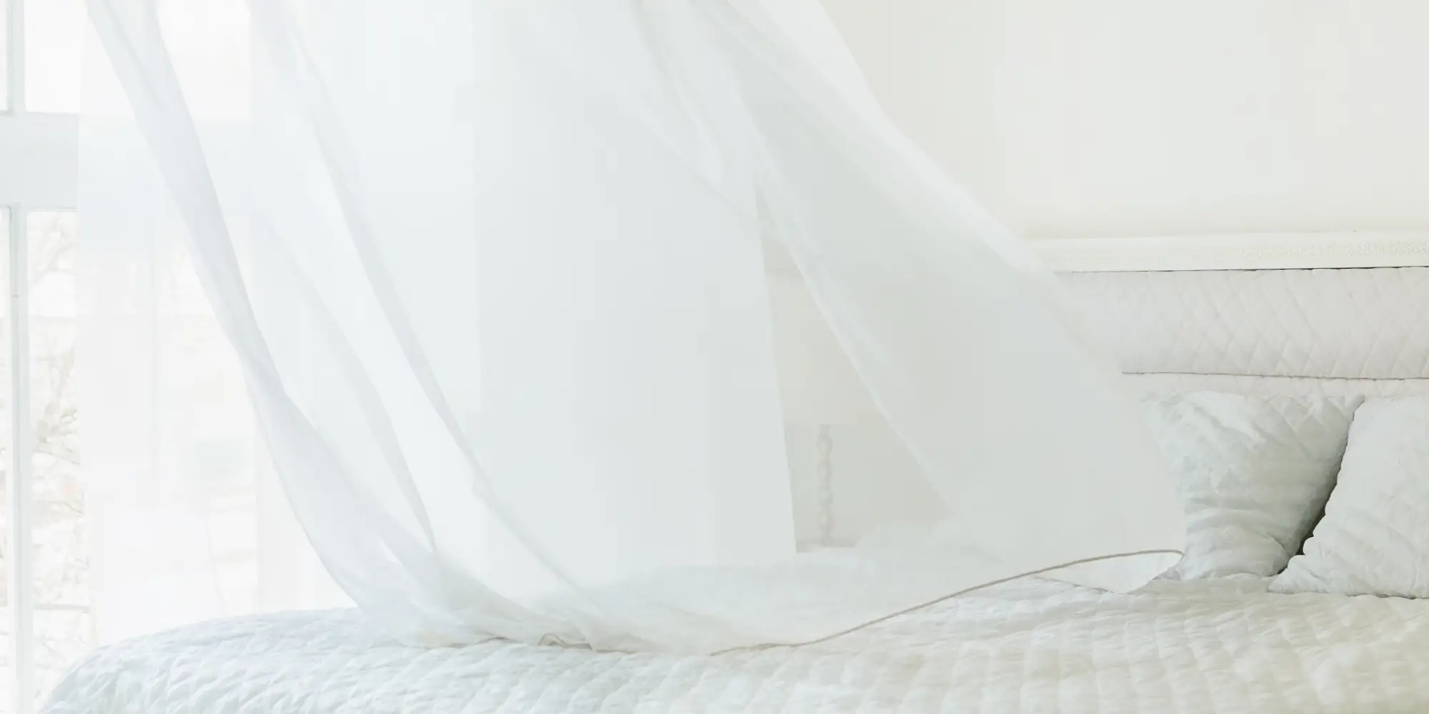 Slaapkamer met wapperende gordijnen Slaapkamer met wapperende gordijnen