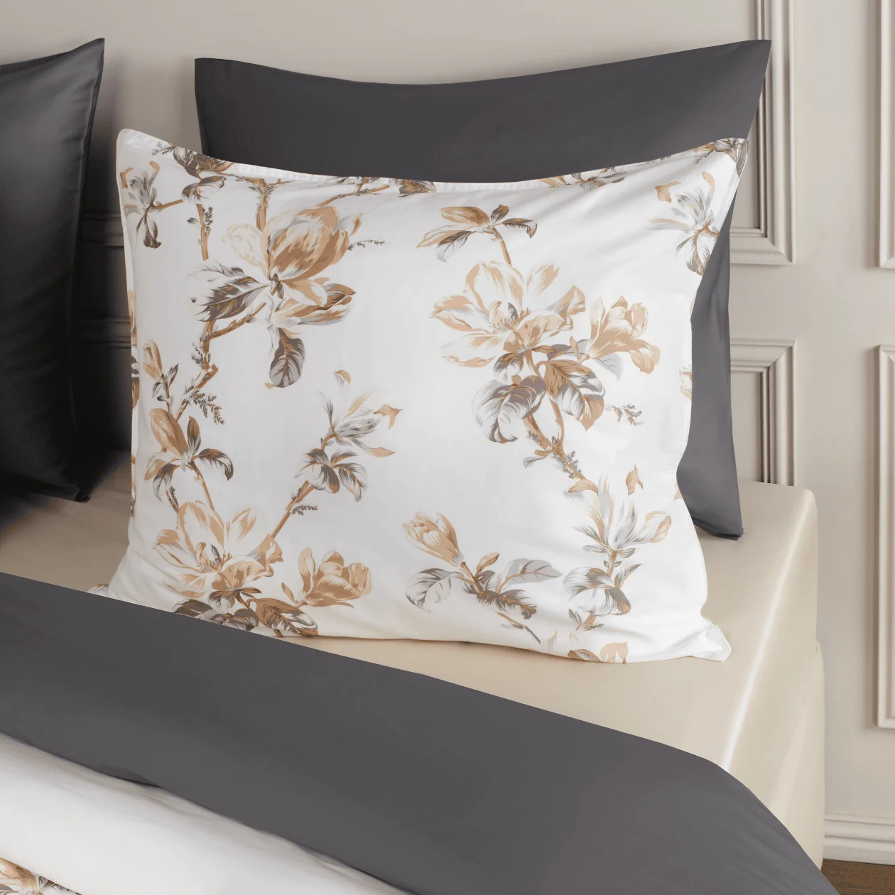 Dommelin Kussensloop Magnolia Satijn 400TC, kussen, decoratief kussen, bloemenpatroon, crème beige, grijze achterkant kussen